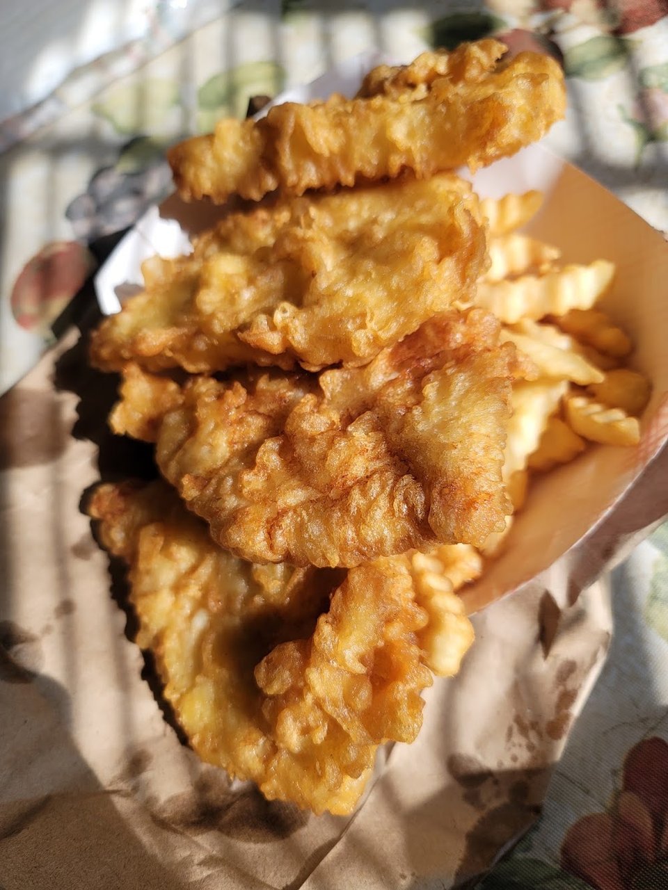 Fast-food menu featuring fried seafood and chip plates.